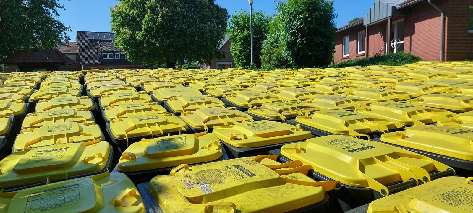 Die gelben Tonnen am Kirchtimker Dorfgemeinschaftshaus vor ihrer Abholung. Foto: Tibke/Gemeinde Kirchtimke